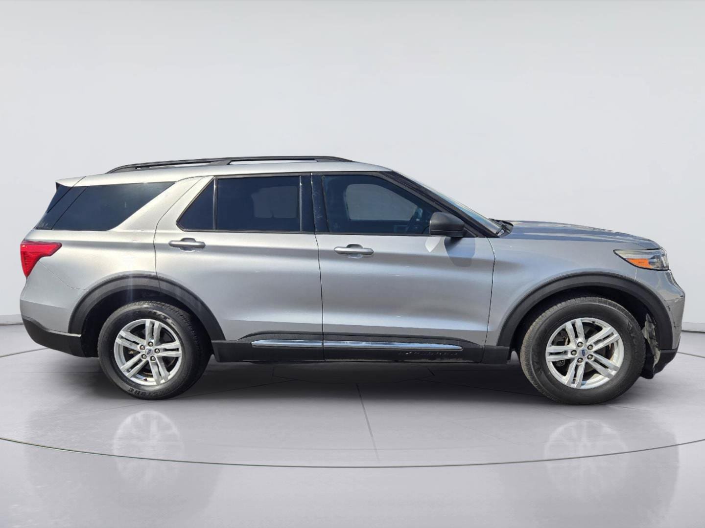 Used 2021 Ford Explorer XLT RWD image 4