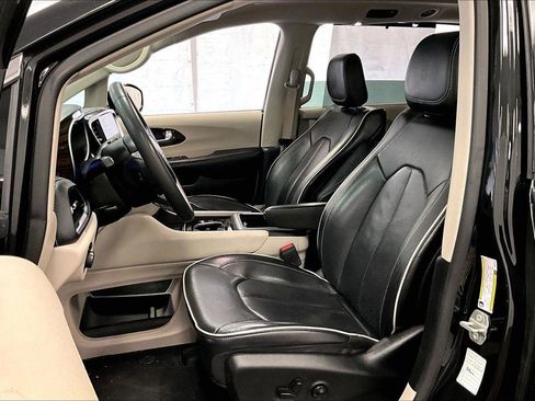 Used 2023 Chrysler Pacifica Limited image 24