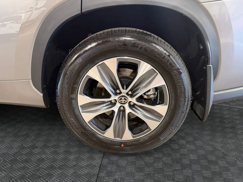 Used 2025 Toyota Highlander XLE image 15