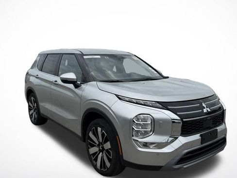 Used 2025 Mitsubishi Outlander SE AWD/4WD image 3