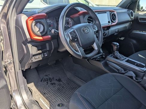 Used 2017 Toyota Tacoma TRD Off-Road w/ Premium & Technology Package image 9