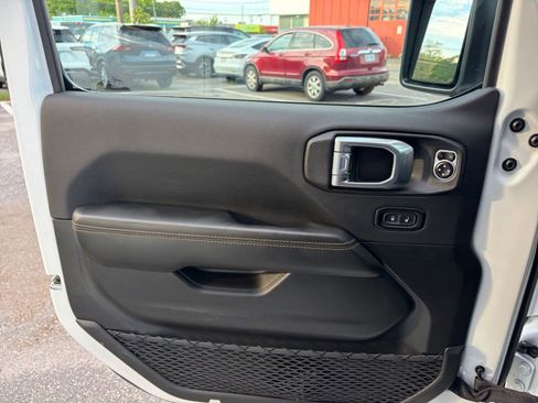 Used 2025 Jeep Wrangler Unlimited Sahara AWD/4WD image 18