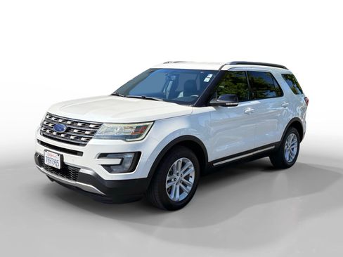 Used 2016 Ford Explorer XLT w/ Equipment Group 202A FWD image 1