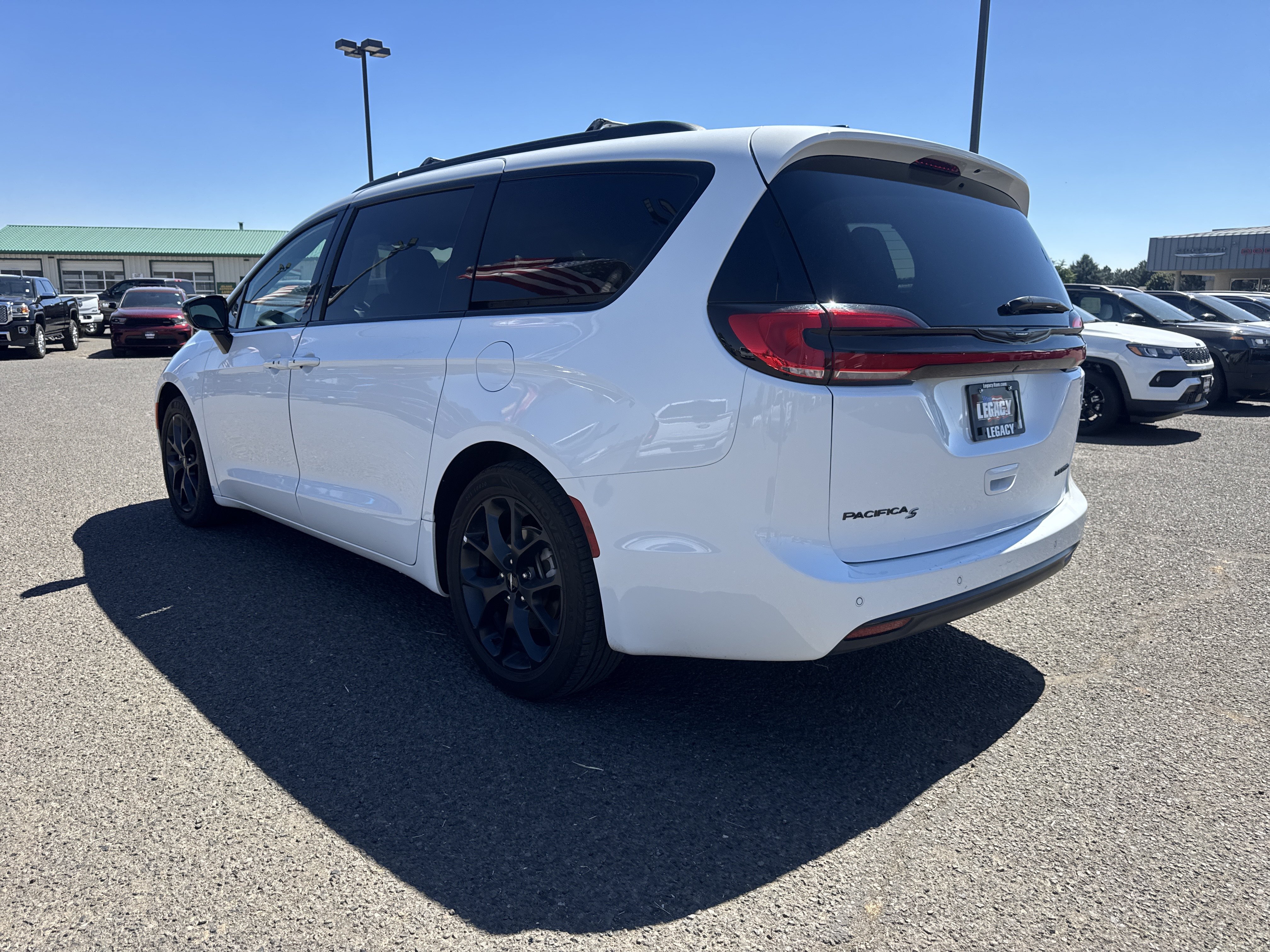 Used 2025 Chrysler Pacifica Limited FWD image 5