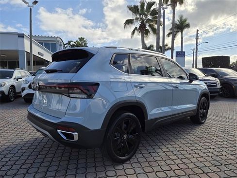 Used 2025 Volkswagen Taos SE w/ Panoramic Sunroof Package image 7