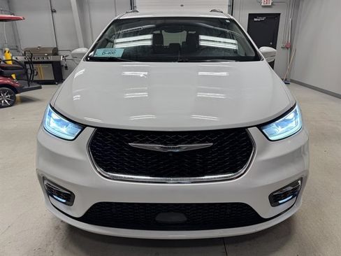 Used 2022 Chrysler Pacifica Touring-L w/ Uconnect Theater Family Group image 2