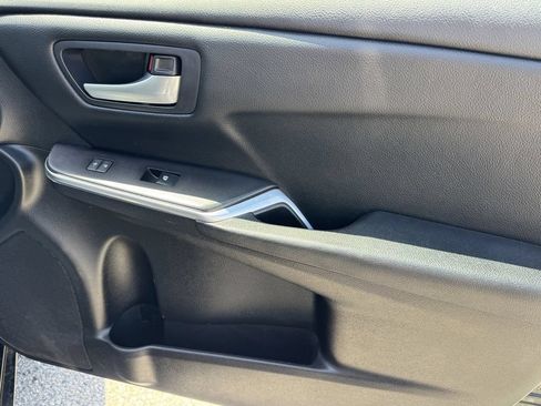Used 2015 Toyota Camry SE FWD image 9