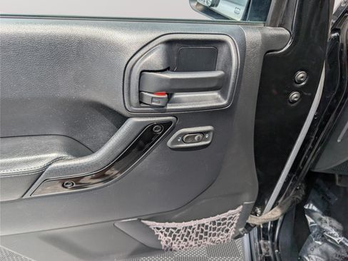 Used 2016 Jeep Wrangler Unlimited Sahara AWD/4WD image 18