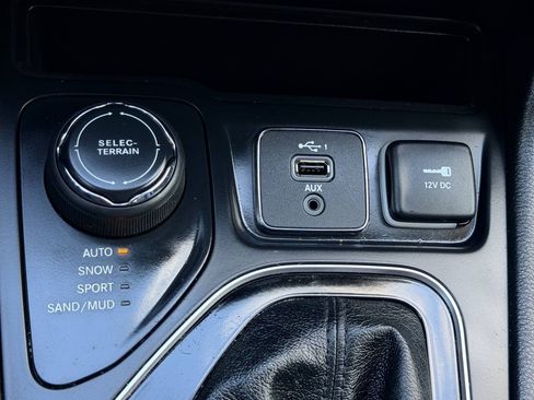 Used 2020 Jeep Cherokee Latitude Plus AWD/4WD image 39