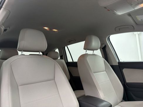 Used 2018 Volkswagen Tiguan SE FWD image 32