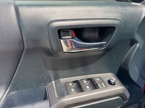 Used 2017 Toyota Tacoma TRD Off-Road AWD/4WD image 17