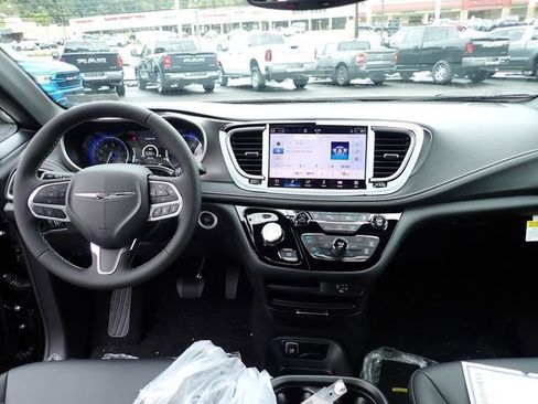 New 2026 Chrysler Pacifica Select image 16