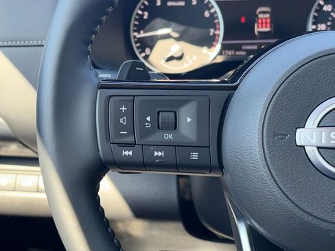 Used 2025 Nissan Pathfinder SL FWD image 12
