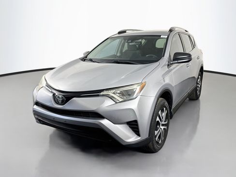 Used 2017 Toyota RAV4 LE FWD image 4