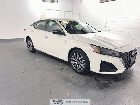 Used 2025 Nissan Altima 2.5 SV FWD image 3