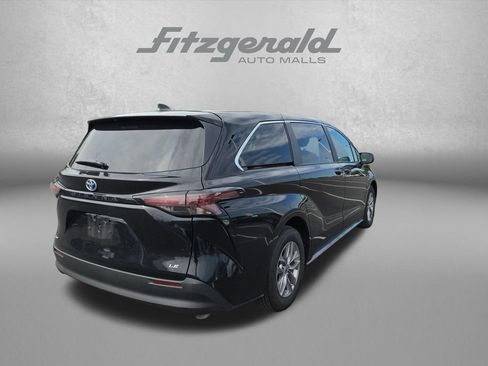 Used 2025 Toyota Sienna LE FWD image 8