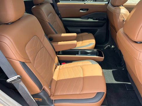 Used 2025 Nissan Pathfinder Platinum FWD image 17