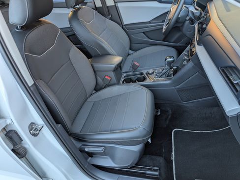 Used 2023 Volkswagen Taos SE w/ Panoramic Sunroof Package image 21