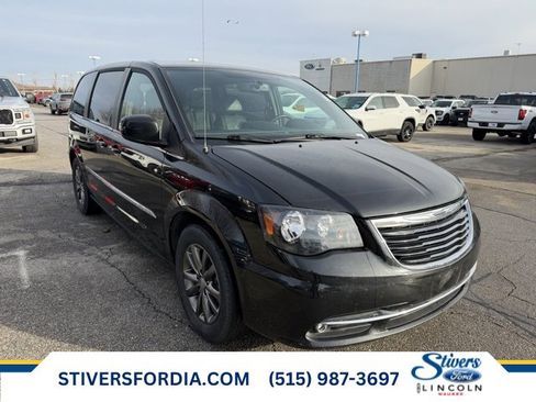 Used 2015 Chrysler Town & Country S image 1