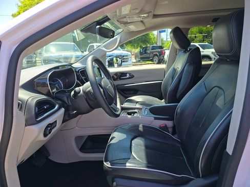 Used 2023 Chrysler Pacifica Limited FWD image 21