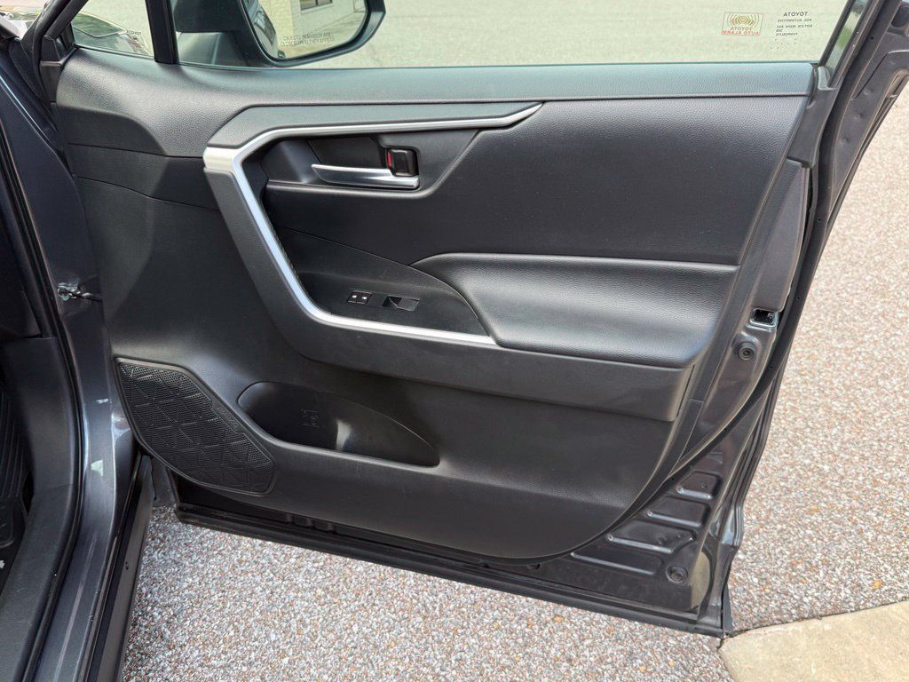 Used 2019 Toyota RAV4 XLE w/ Convenience Package FWD image 33