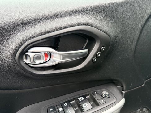 Used 2017 Jeep Cherokee Trailhawk image 13