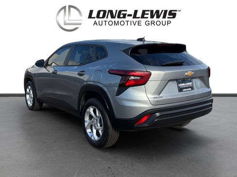 Used 2024 Chevrolet Trax LS w/ LS Convenience Package FWD image 4