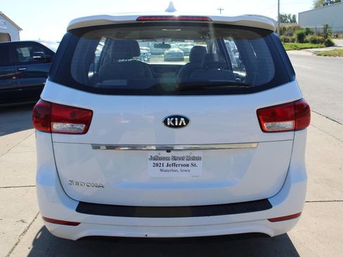 Used 2018 Kia Sedona L image 2