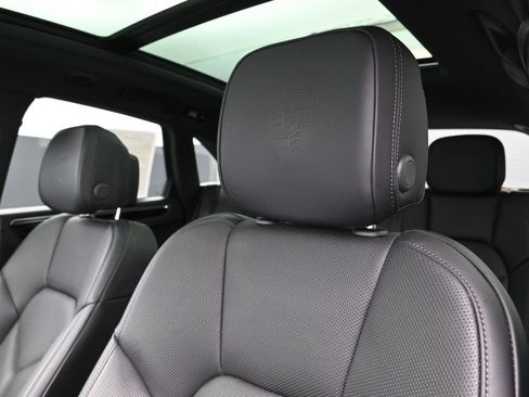 Certified 2025 Porsche Macan image 16