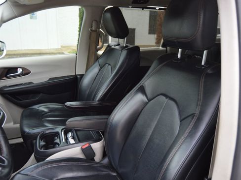 Used 2018 Chrysler Pacifica Touring-L w/ Advanced Safetytec Group image 9