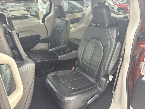 Used 2018 Chrysler Pacifica Touring-L Plus image 26