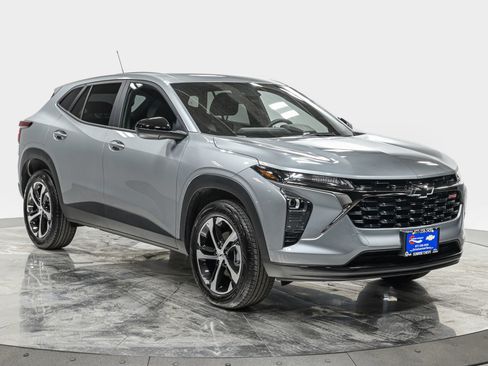 Used 2025 Chevrolet Trax RS FWD image 8