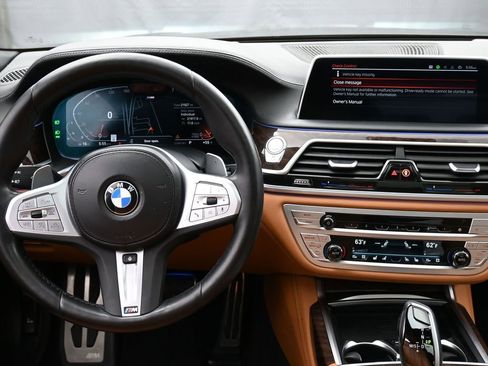 Used 2022 BMW 750i xDrive w/ Executive Package AWD/4WD image 11