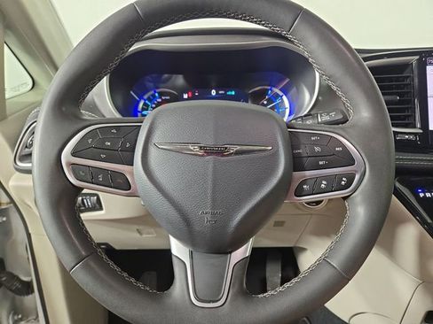 Used 2024 Chrysler Pacifica Limited FWD image 22