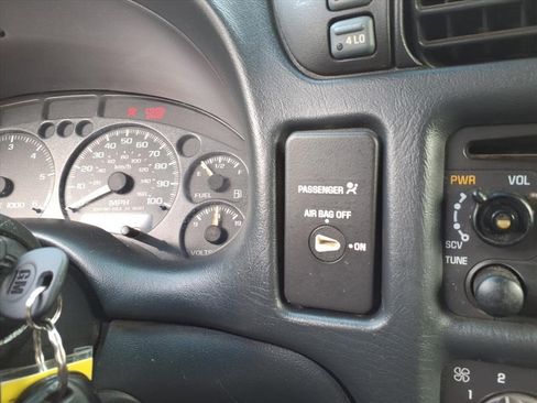 Used 2002 Chevrolet S10 Pickup LS w/ LS Preferred Equipment Group AWD/4WD image 25