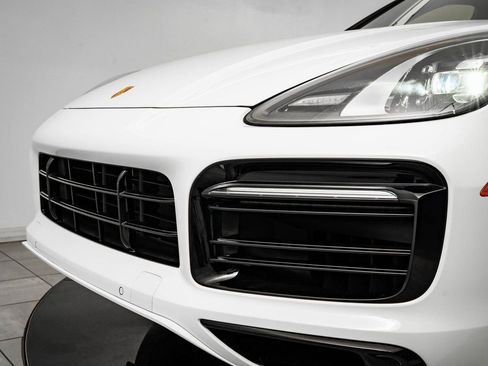 Certified 2023 Porsche Cayenne Platinum Edition image 16