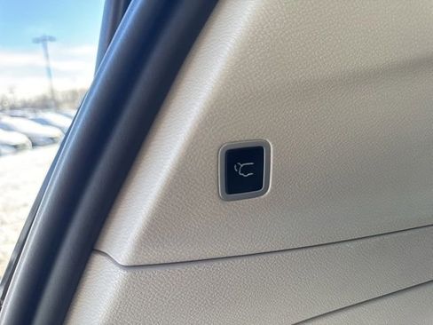 Used 2024 Chrysler Pacifica Select image 24