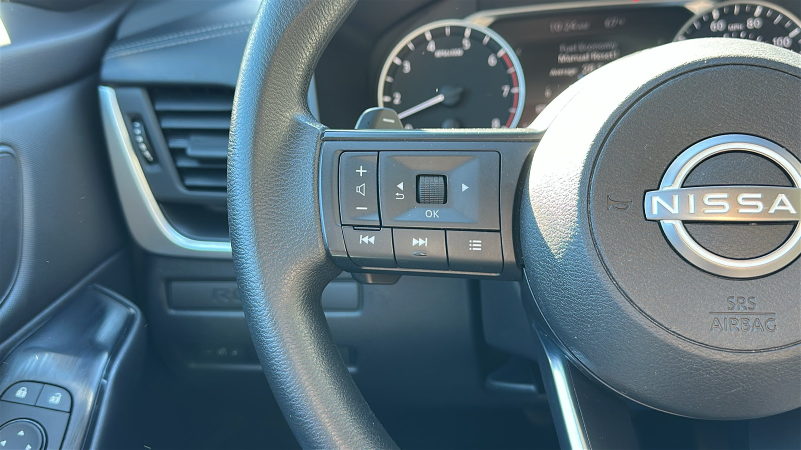 Used 2024 Nissan Rogue S AWD/4WD image 14