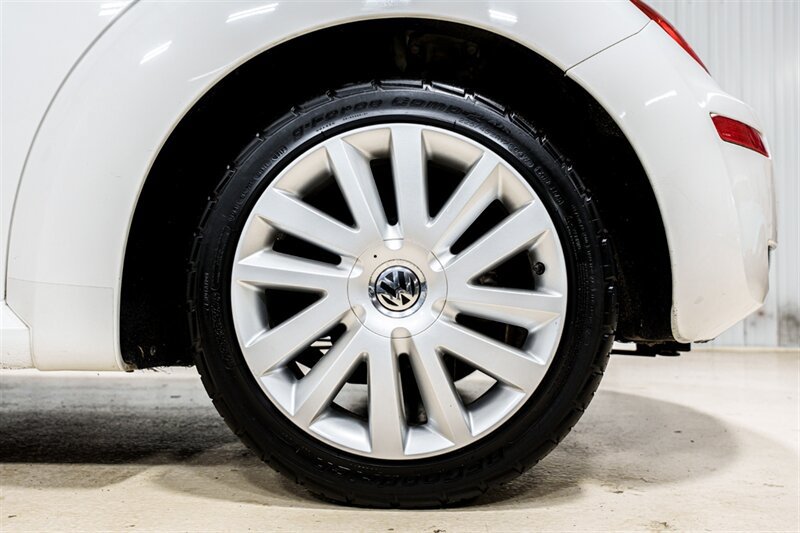 Used 2010 Volkswagen Beetle Convertible FWD image 16