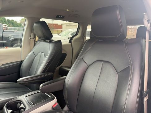 Used 2024 Chrysler Pacifica Touring-L image 20