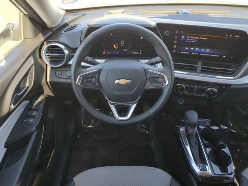 Used 2025 Chevrolet Trax LT w/ LT Convenience Package image 17