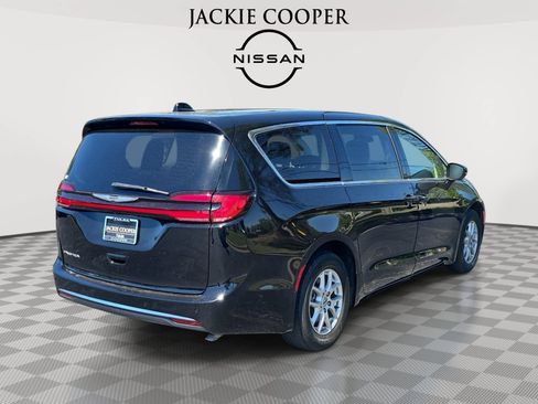 Used 2024 Chrysler Pacifica Touring-L FWD image 5
