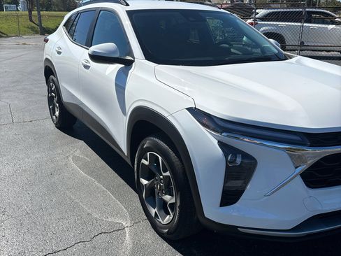 Used 2025 Chevrolet Trax LT w/ Driver Confidence Package image 12