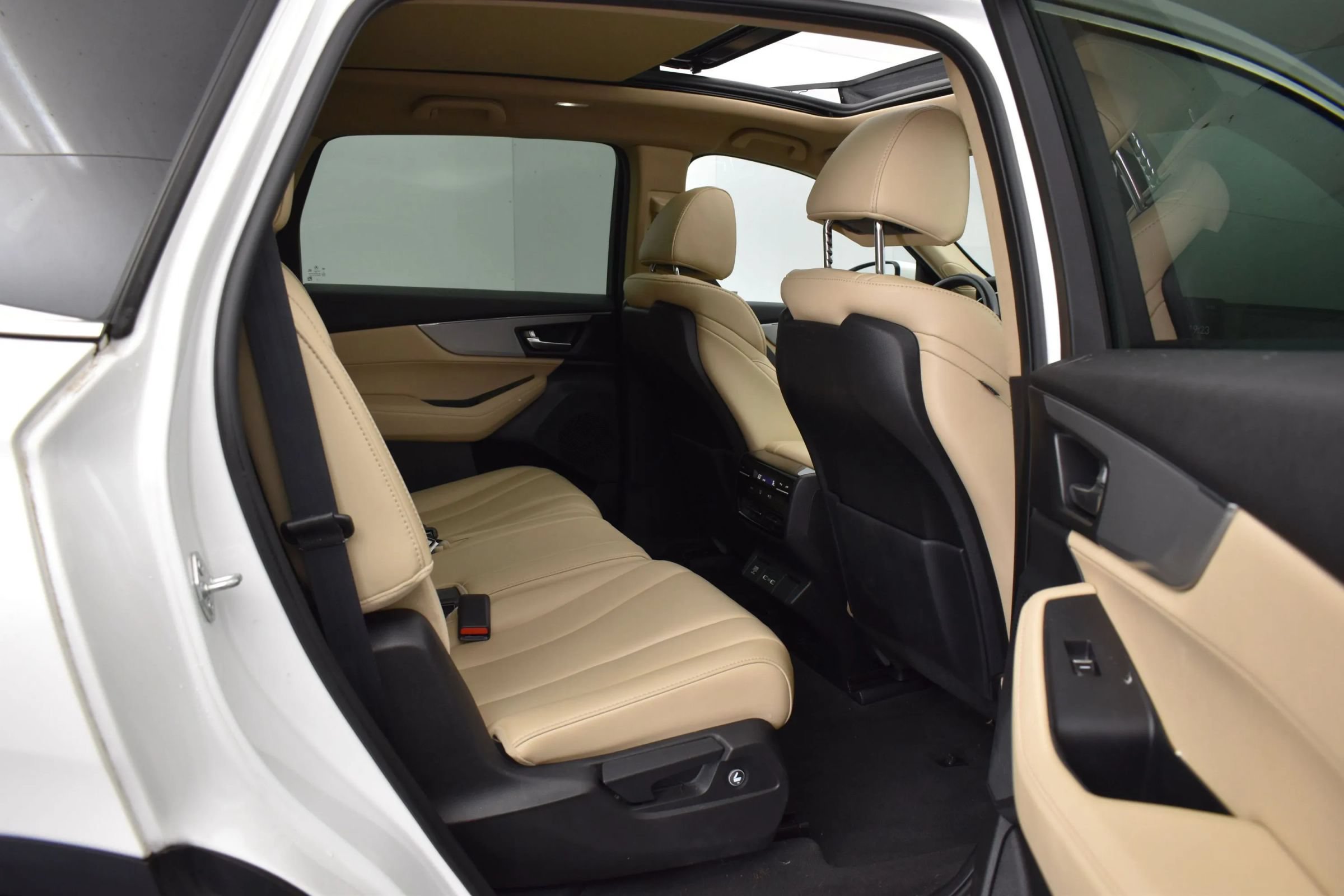 Used 2023 Acura MDX SH-AWD image 18