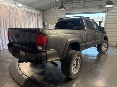 Used 2018 Toyota Tacoma TRD Off-Road w/ Technology Package image 5