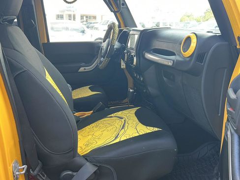 Used 2015 Jeep Wrangler Unlimited Rubicon w/ Connectivity Group image 14