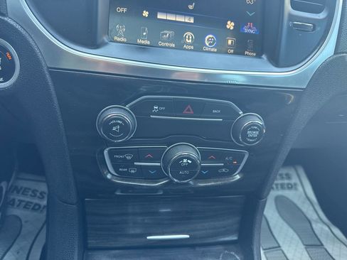 Used 2015 Chrysler 300 Limited image 31