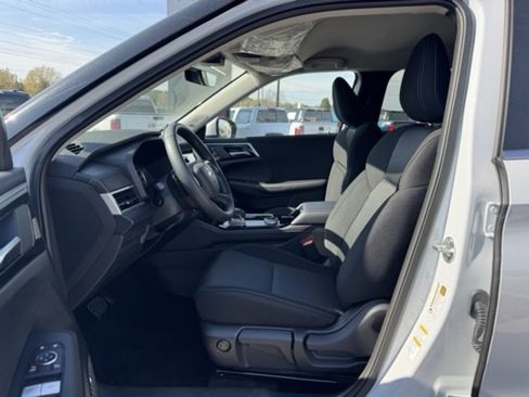 New 2025 Mitsubishi Outlander ES image 13
