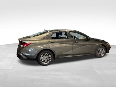 New 2026 Hyundai Elantra Hybrid FWD image 3