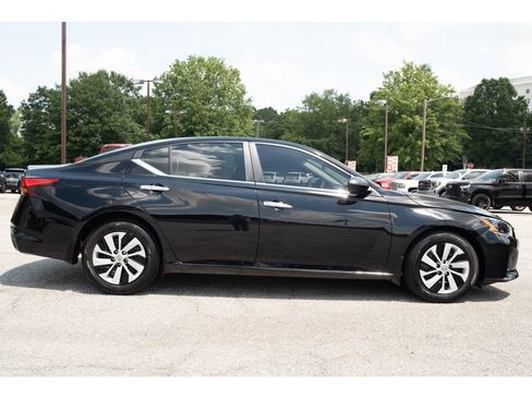 Used 2024 Nissan Altima 2.5 S FWD image 9